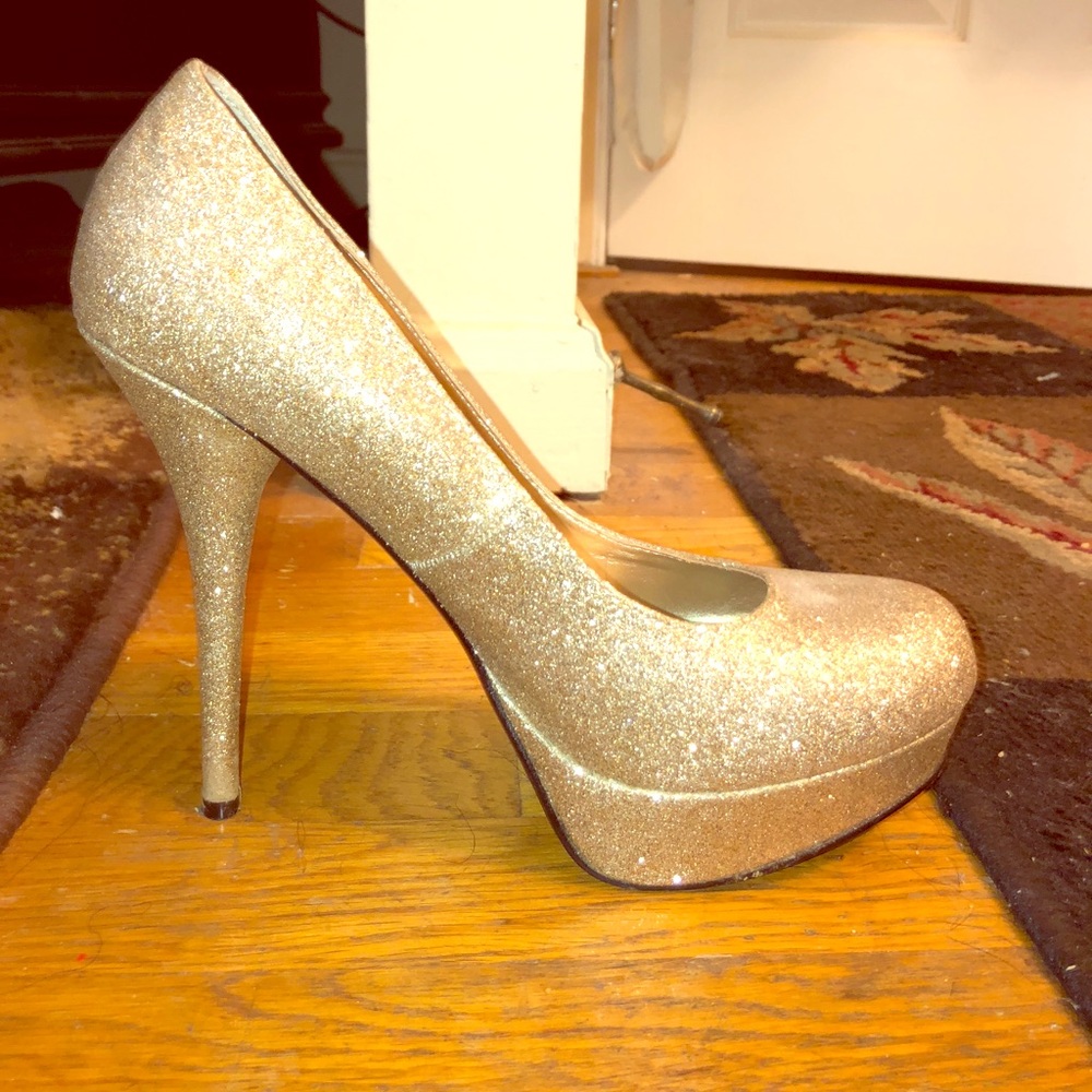Shimmering Gold 6in Pumps!