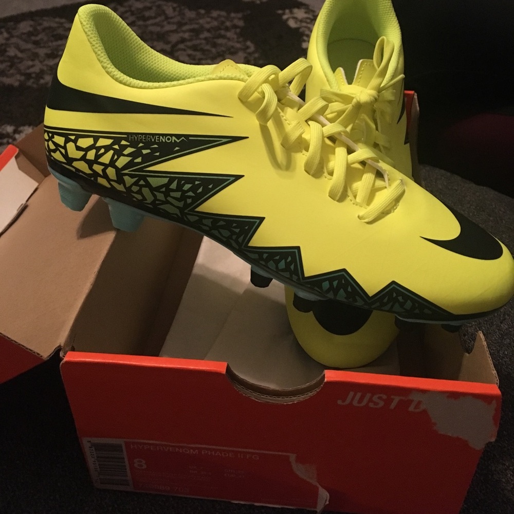 Soccer shoes size 8 for men