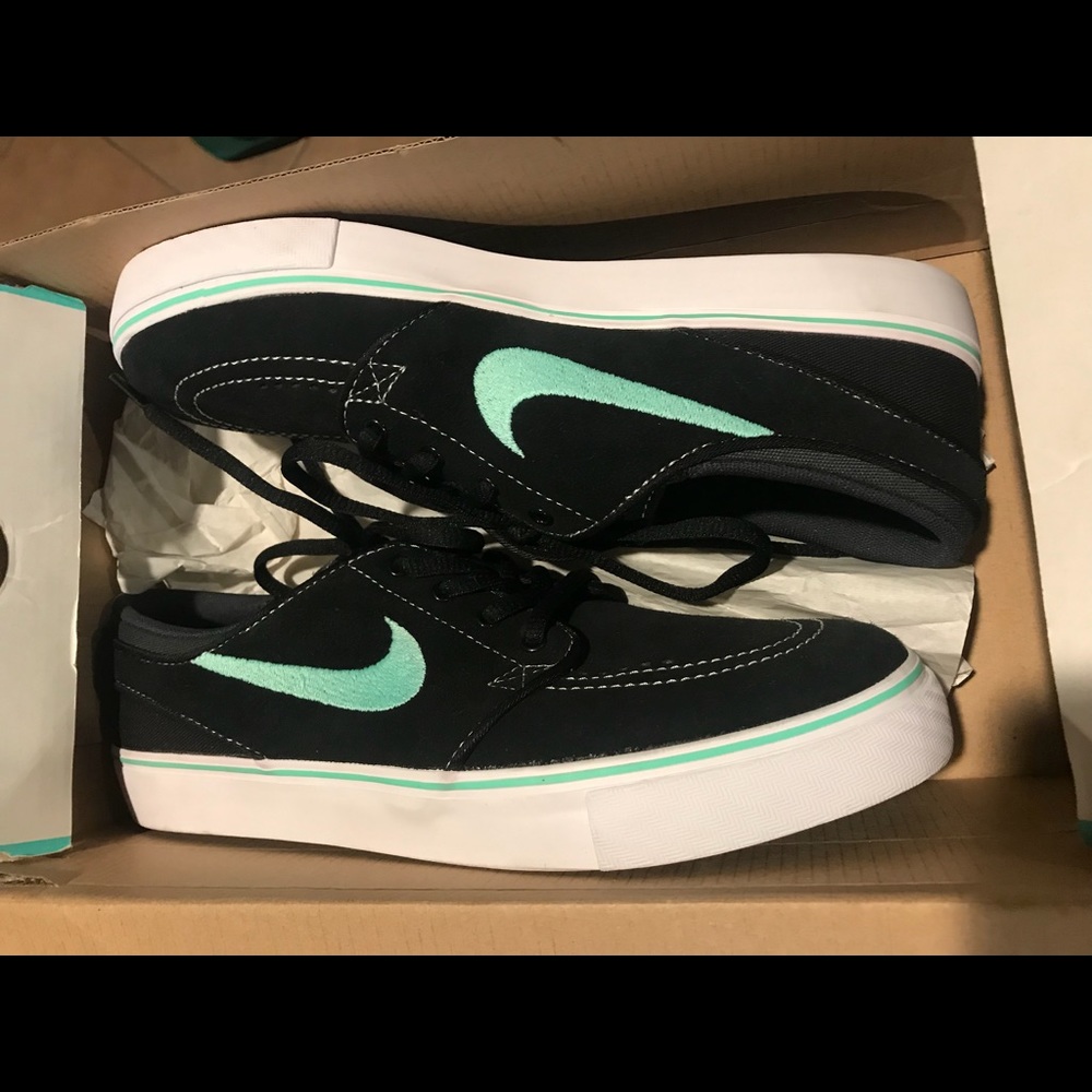 Nike shoes! Mint green💚