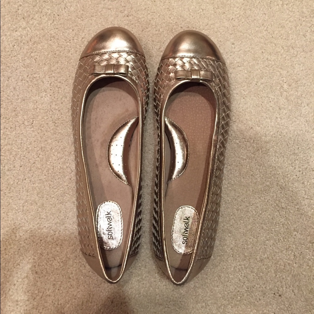 Soft walk flats gold 9.5 narrow new without box