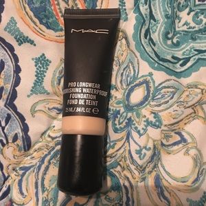 MAC PRO LONGWEAR FOUNDATION NW20