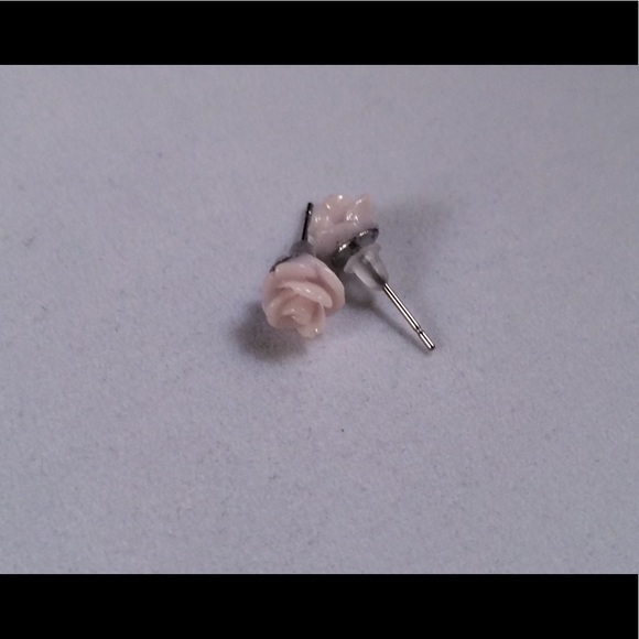 Small Gray Flower Earrings - Picture 2 of 4