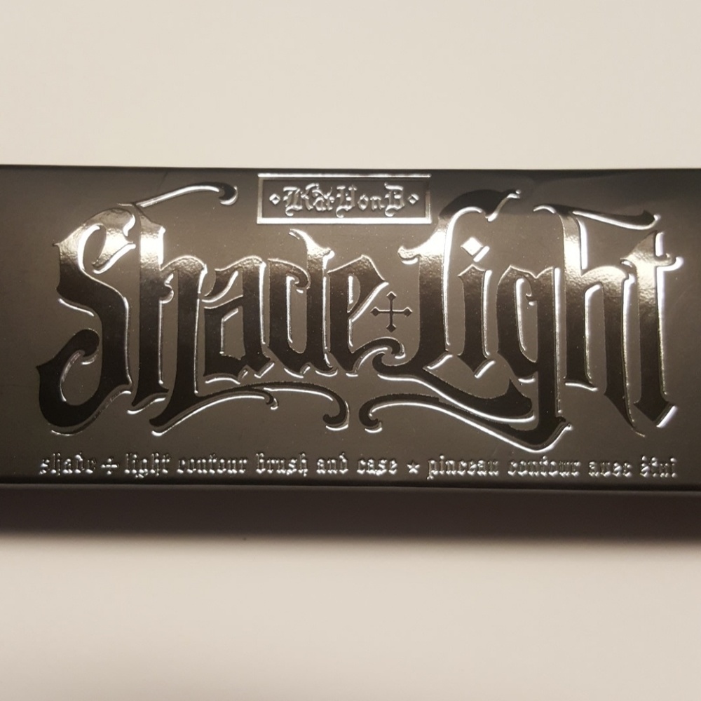 Kat Von D shade and light Contour brush