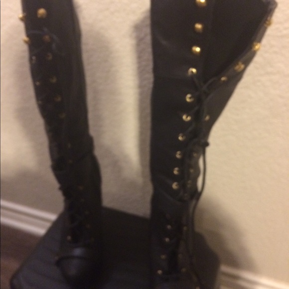 Black lace up boots - Picture 2 of 3