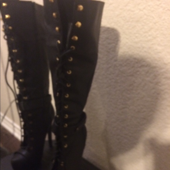 Black lace up boots - Picture 3 of 3