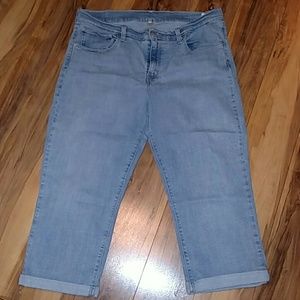 Women's Levi's Size 33 capris
