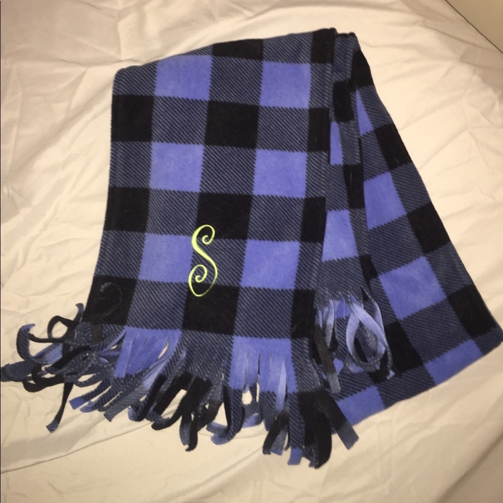 Monogrammed thick scarf