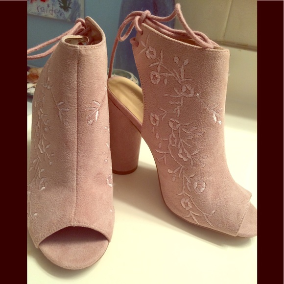 Charlotte Russe Shoes - Beautiful light pink/mauve colored heels 🌸