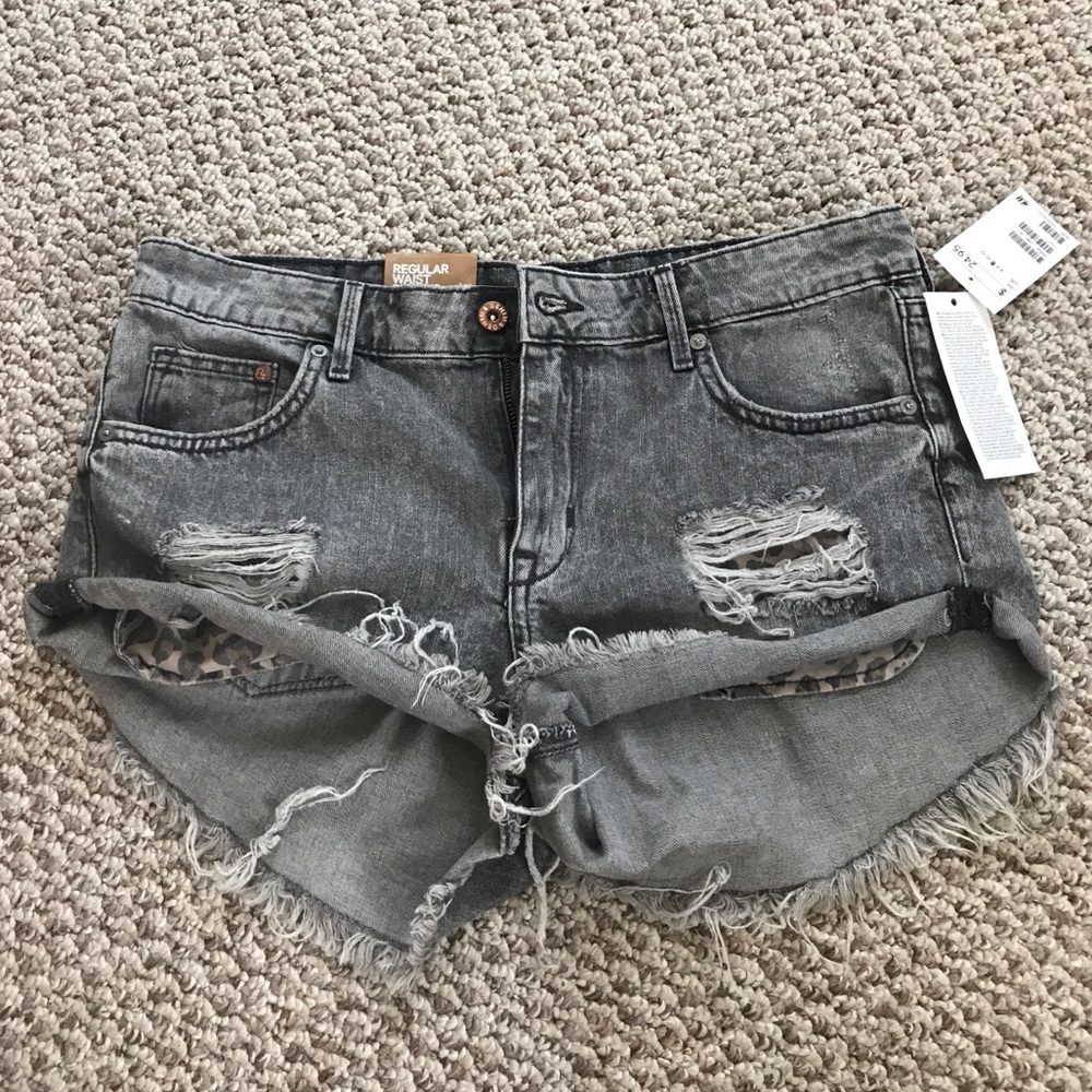 NWT H&M distressed shorts