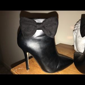 Black booties with cute ribbon