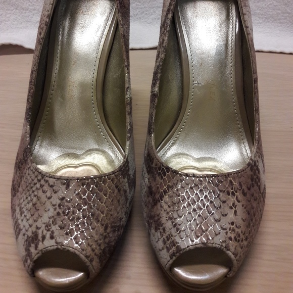 Anne Klein 4" peep toe heels - Picture 1 of 8