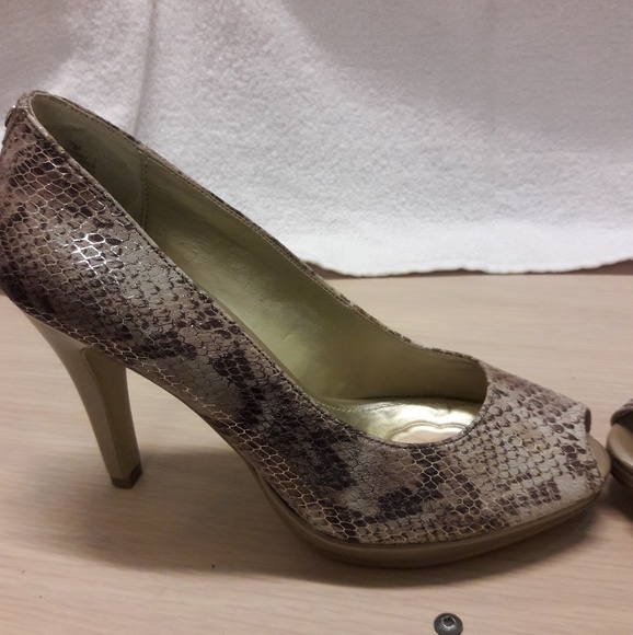 Anne Klein 4" peep toe heels - Picture 2 of 8