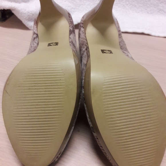 Anne Klein 4" peep toe heels - Picture 3 of 8