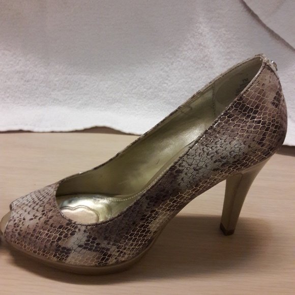 Anne Klein 4" peep toe heels - Picture 4 of 8