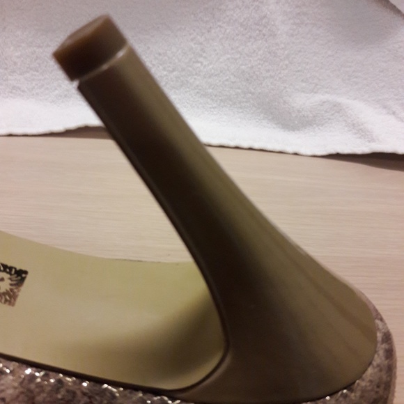 Anne Klein 4" peep toe heels - Picture 5 of 8