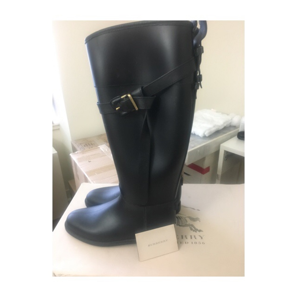 Authentic Burberry riding rain boots with buckle