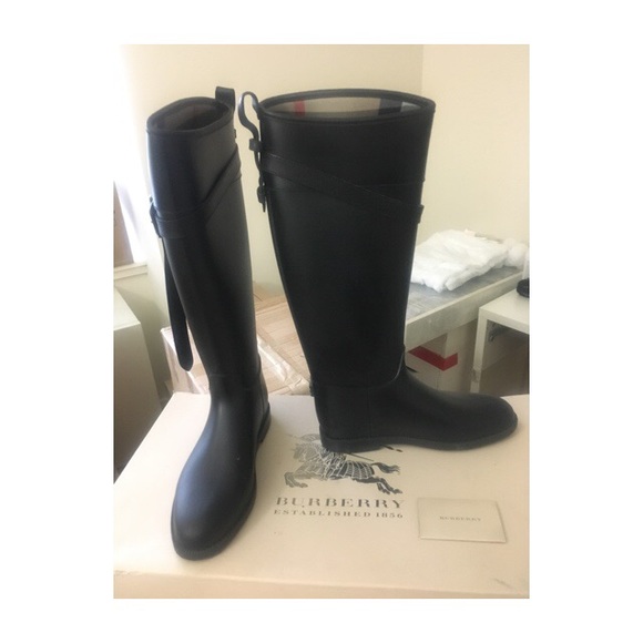 Authentic Burberry riding rain boots with buckle - Picture 2 of 5