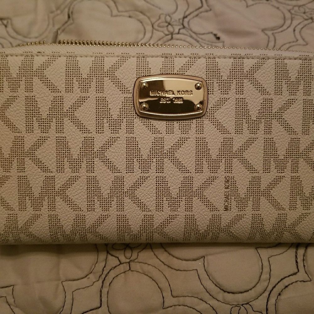 NWT MK TRAVEL WALLET