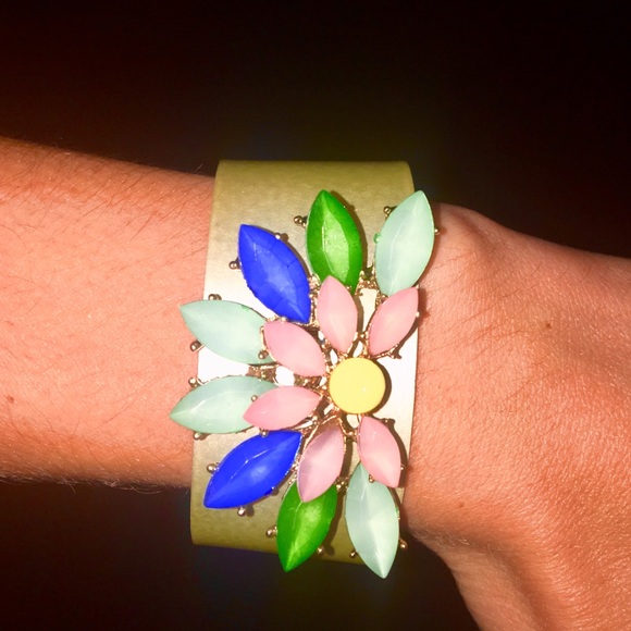 Multi-colored flower embellished bracelet - Picture 2 of 2