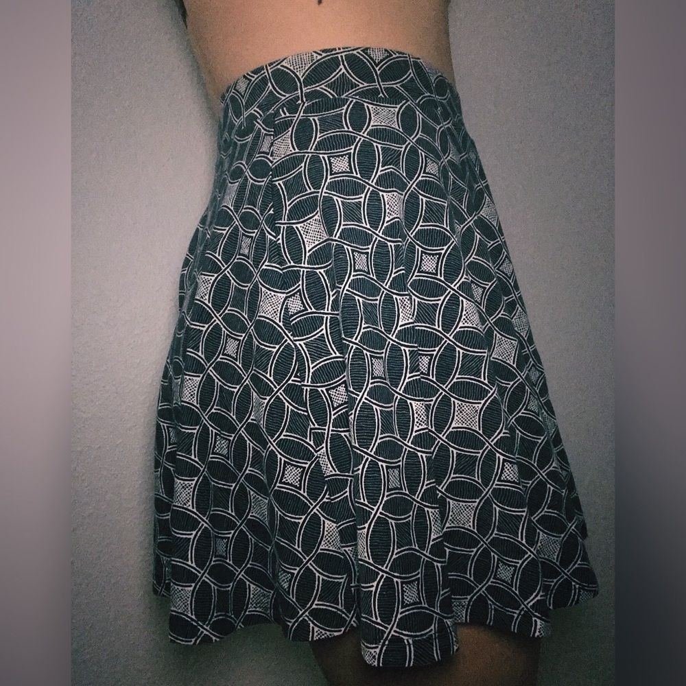 Adorable patterned skater skirt 🖤