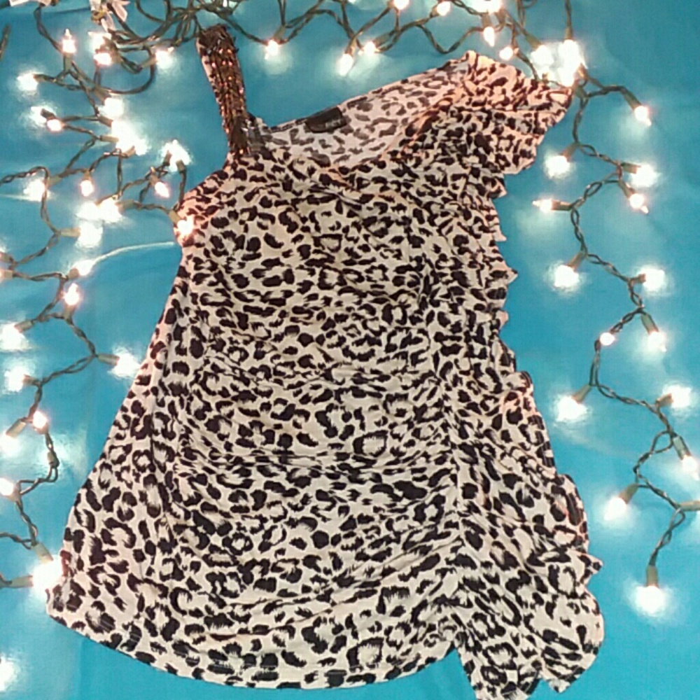 Beautiful cheetah print top. 😍