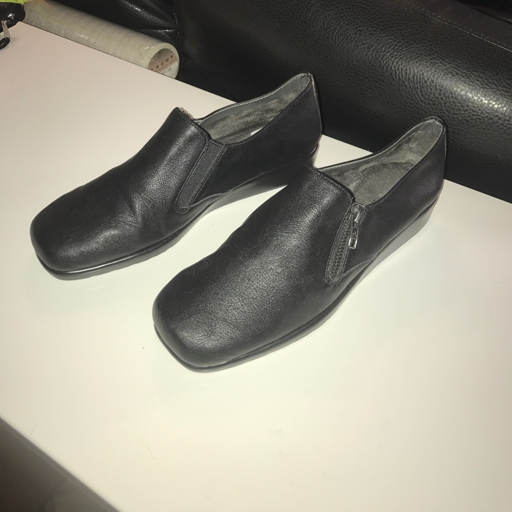 Aerosoles black slip-on, small side zip detail