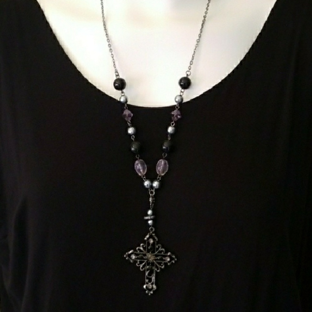 Cross pendant necklace