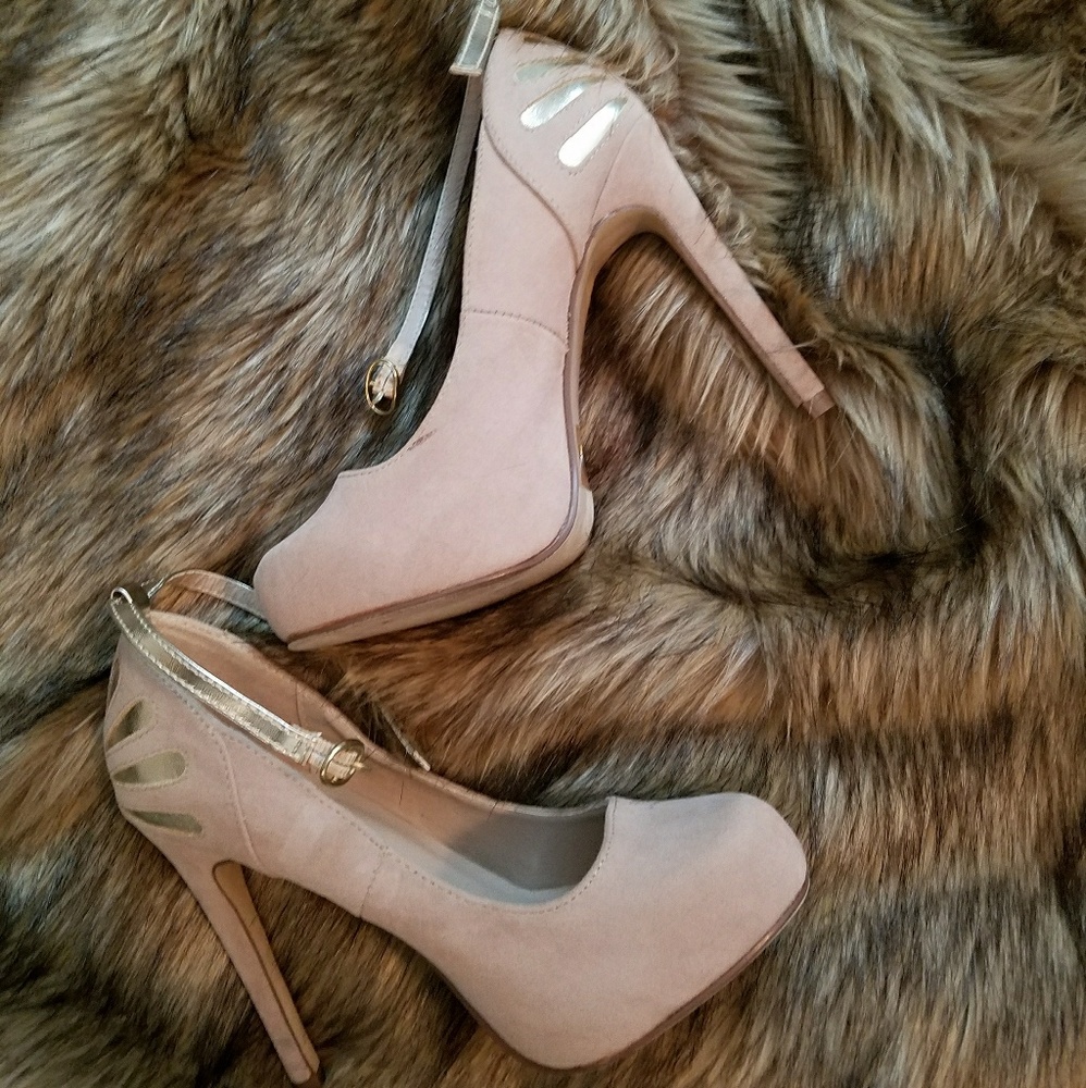 Cream heels with Gold detailing!
