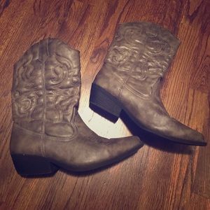 Grey western style boots - size 10