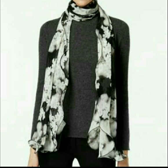 Calvin Klein Accessories - 🚨🚨SOLD 🚨🚨Calvin Klein Bhg Neckwear scarf.