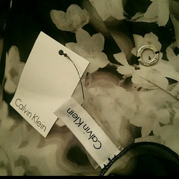 🚨🚨SOLD 🚨🚨Calvin Klein Bhg Neckwear scarf. - Picture 2 of 2