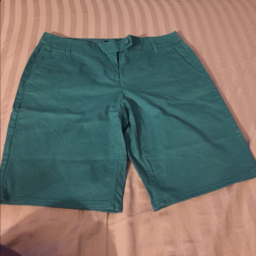 Green bermuda pants