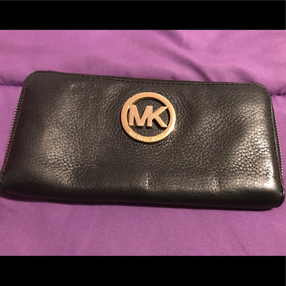 🎉🎉 Authentic Michael Kors Fulton Wallet