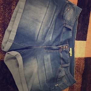 💕YMI plus sized 24 denim shorts. Super cute!
