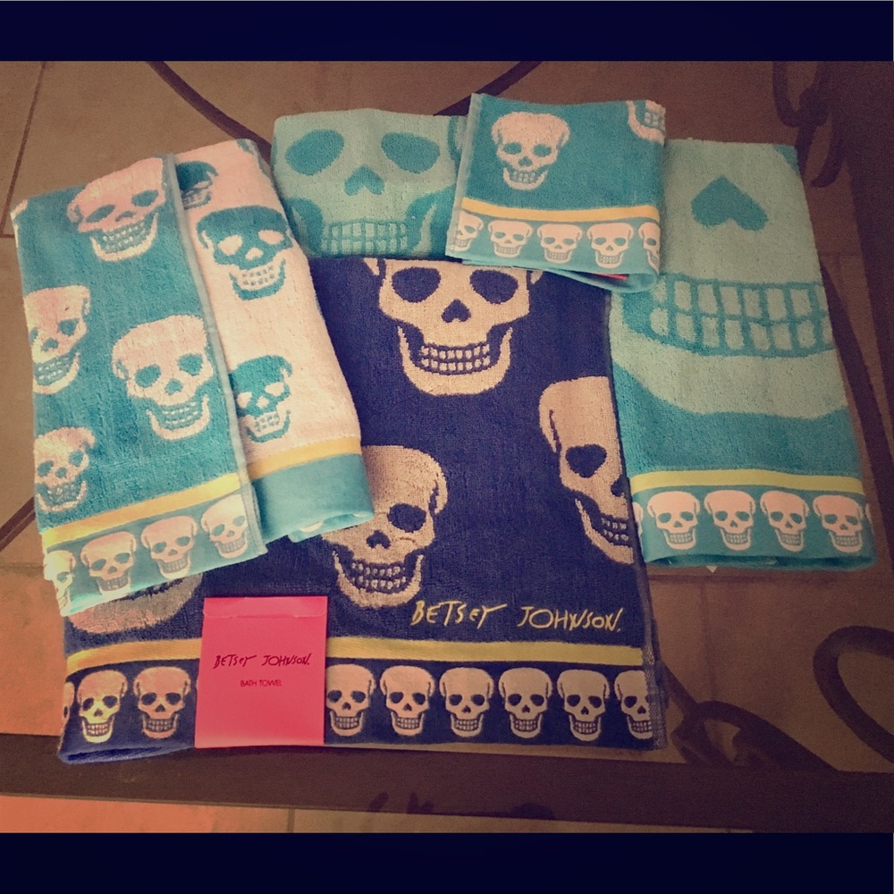 Betsey Johnson Skull Towel Set