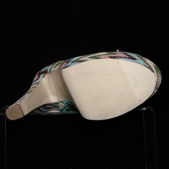 Madden Girl 'Malley' fabric chevron platforms 6.5 - Picture 2 of 8