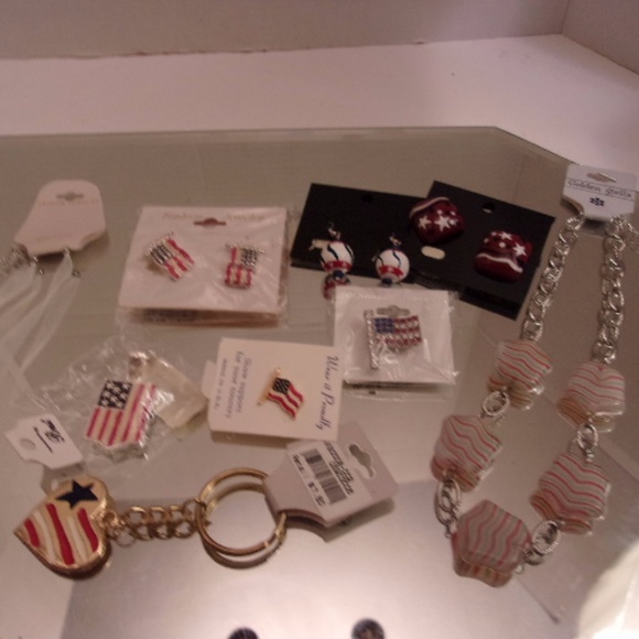 NWT AMERICAN FLAG EARRINGS PENDANT NECKLACE KEYCHA - Picture 2 of 8