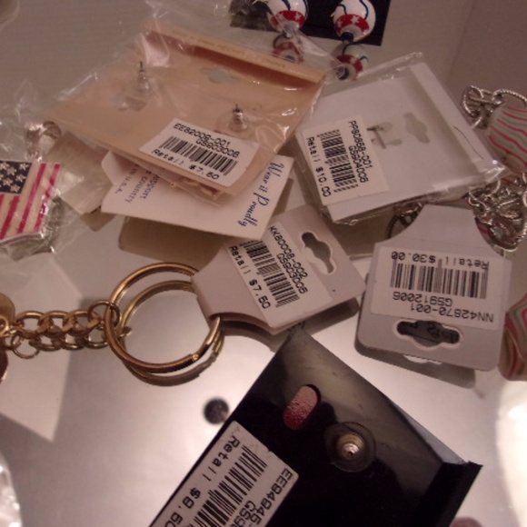 NWT AMERICAN FLAG EARRINGS PENDANT NECKLACE KEYCHA - Picture 7 of 8