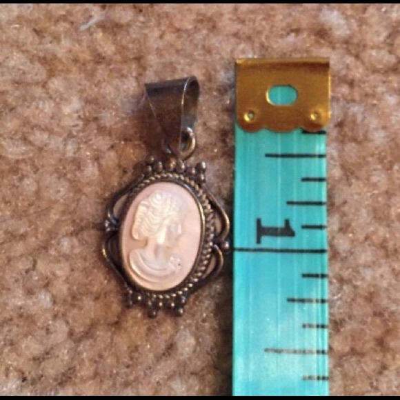 Mother of Pearl Cameo Pendant - Picture 3 of 4