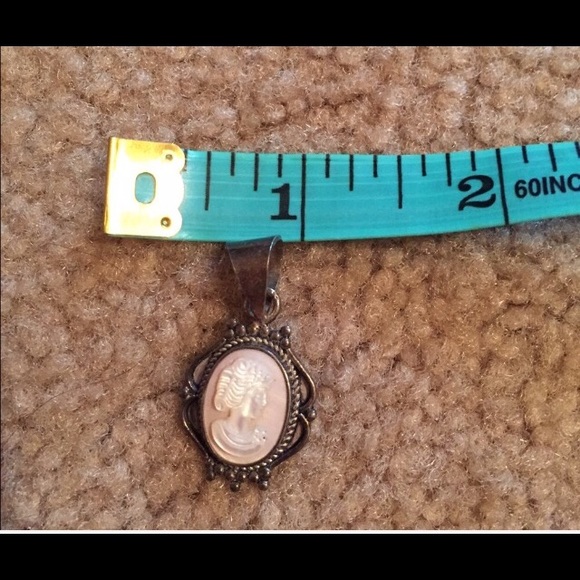 Mother of Pearl Cameo Pendant - Picture 4 of 4