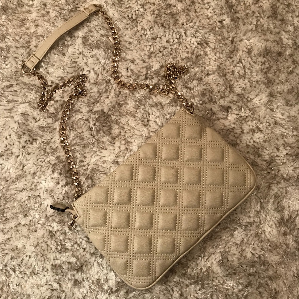 Quilted crossbody bag with gold chain.
