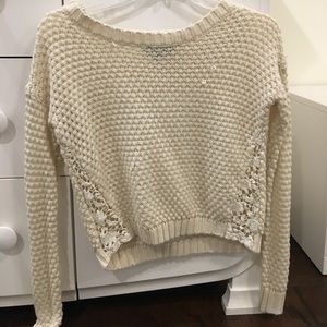 Super cute kind of cropped sweater