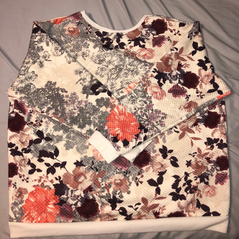 Floural pattered longsleeve crew neck!