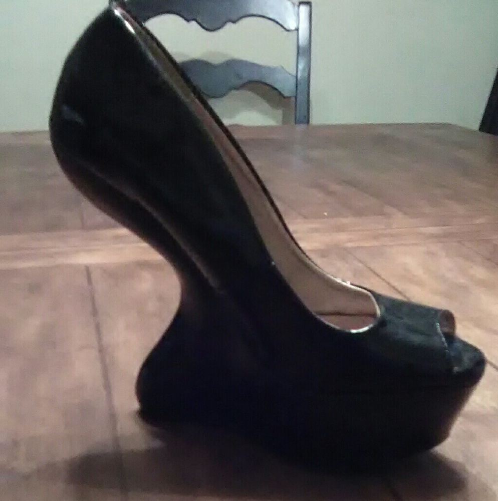 Heels - Picture 3 of 3