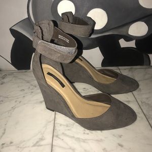 Closed toes wedges