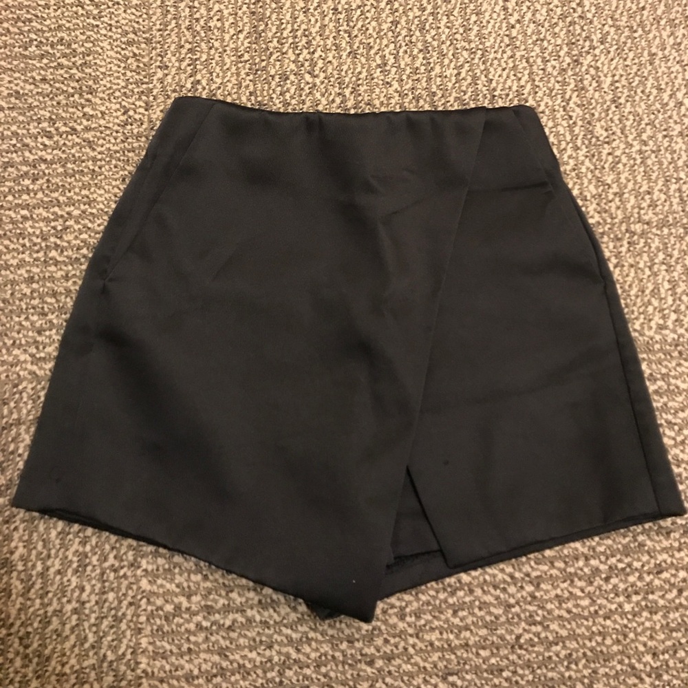Structured envelope skort