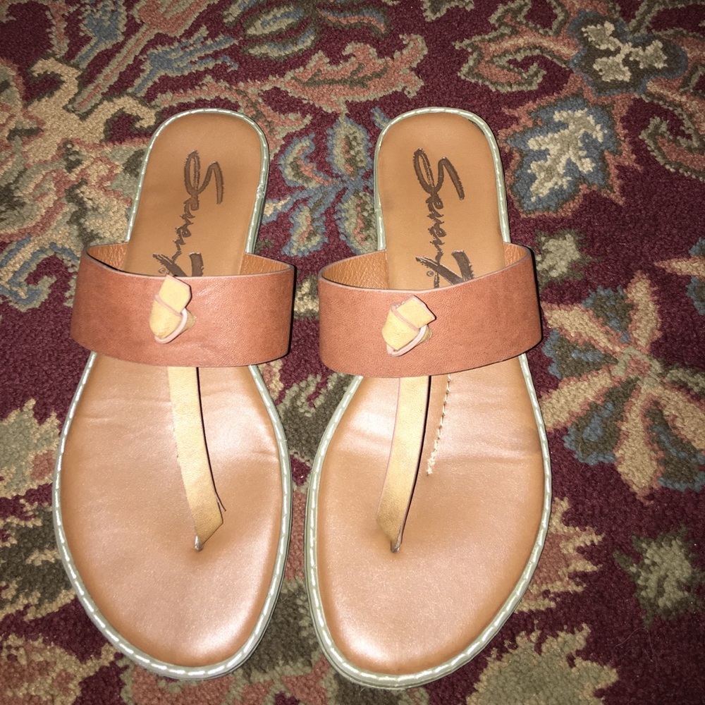 Seven7 leather flip flops. Size 9/10 EUC