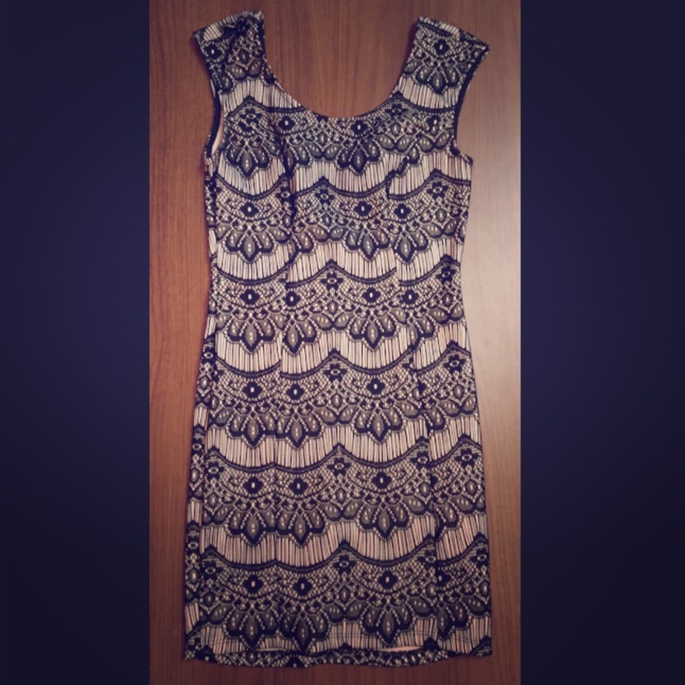 WINDSOR Sleeveless White and Black Lace Dress