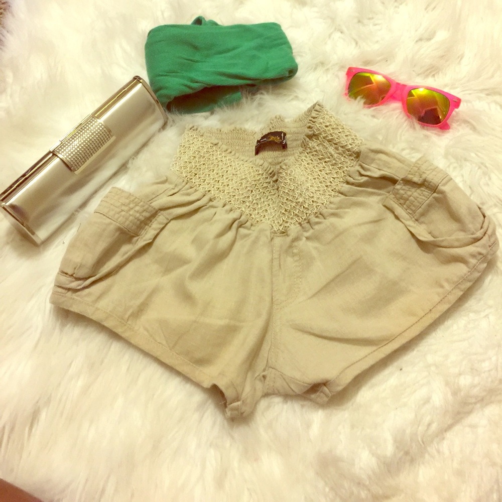 Woman Khaki shorts