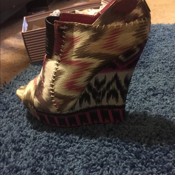 Tribal Print Wedge Heels - Picture 2 of 6